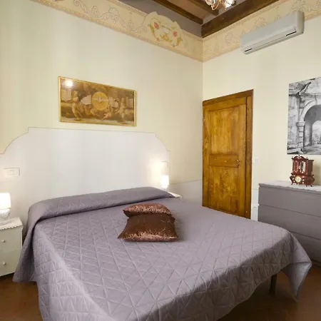 Le Logge Del Teatro Cortona